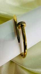 Adjustable nail kada